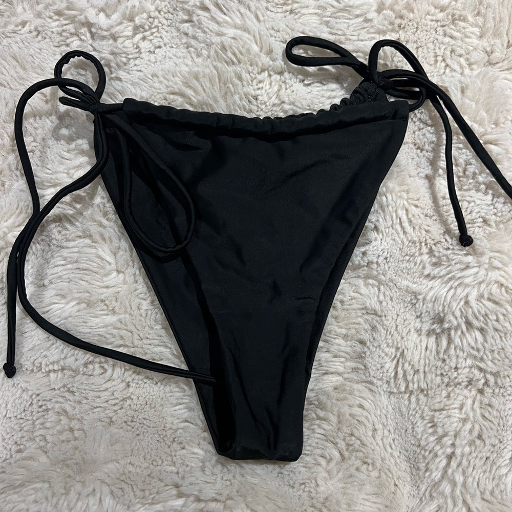 Black string bikini - Picture 3 of 4